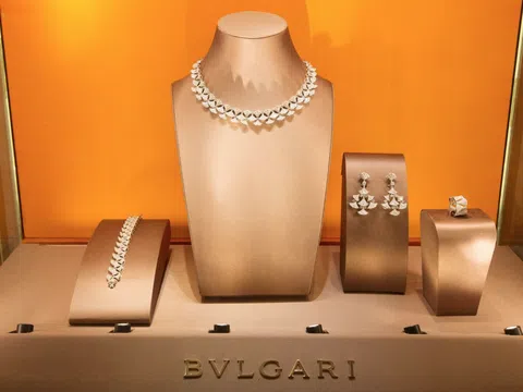 Cơn khát hàng hiệu xa xỉ như Bulgari, Cartier, Rolex, Omega vì giới giàu Nga đổ xô mua sắm để "giữ của"