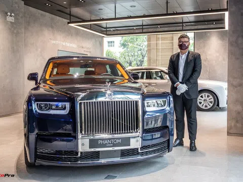 Thử làm khách VIP vào đại lý Rolls-Royce Việt Nam: Gửi xe 200.000 đồng, người ngoài không được tự ý mở cửa, ngồi thử xe gần 30 tỷ đồng