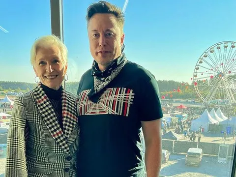Mẹ tỷ phú Elon Musk chọn quần áo giấu tuổi 73 'đỉnh cao' đến mức nào?