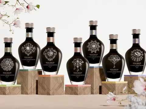 The Platinum Jubilee của Royal Salute – chuyện bên trong chai rượu mừng 70 năm tại vị của Nữ hoàng Anh