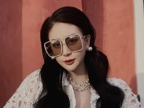 Rich kid bí ẩn nhất hội con nhà giàu Việt gia nhập đường đua bầu bí cuối năm, nhan sắc thần thái cứ gọi là "đỉnh của chóp"