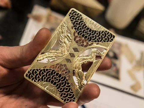 Ngắm chiếc thẻ ngân hàng thiết kế riêng cho tỷ phú: Chế tác cực tinh xảo bằng đá quý, giá lên tới hàng tỷ đồng/chiếc