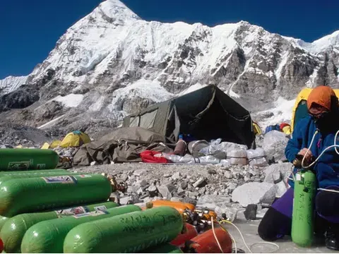 Thám hiểm Everest theo phong cách nhà giàu: 3 tỷ đồng ở khách sạn 5 sao, có quầy bar, tiệm bánh riêng, đắt đỏ nhưng người lên núi vẫn xếp hàng dài gây tắc nghẽn