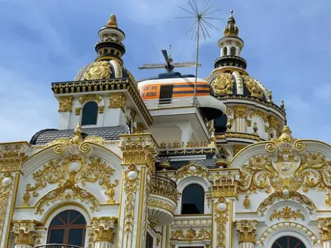 Khám phá quần thể lâu đài "trực thăng" giữa cánh đồng làng ở Vĩnh Tường, Vĩnh Phúc: Nội thất ốp gỗ, dát vàng, thợ từ Huế ra xây, hồ cá Koi 300 con